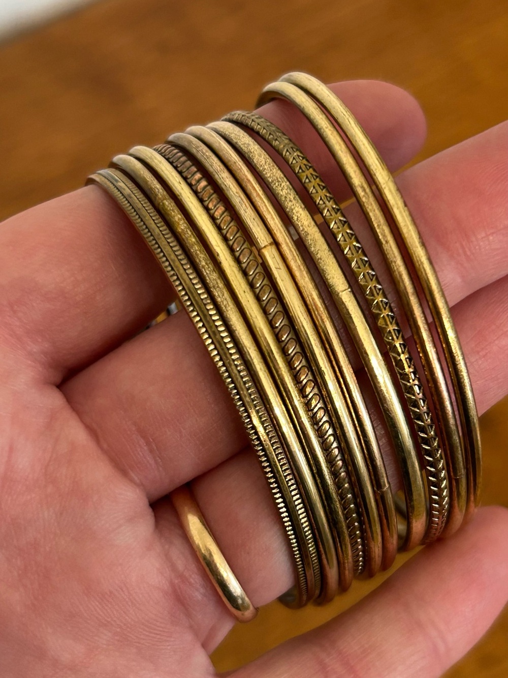 VINTAGE STACKABLE GOLD TONED BANGLE BRACELET SET OF 10